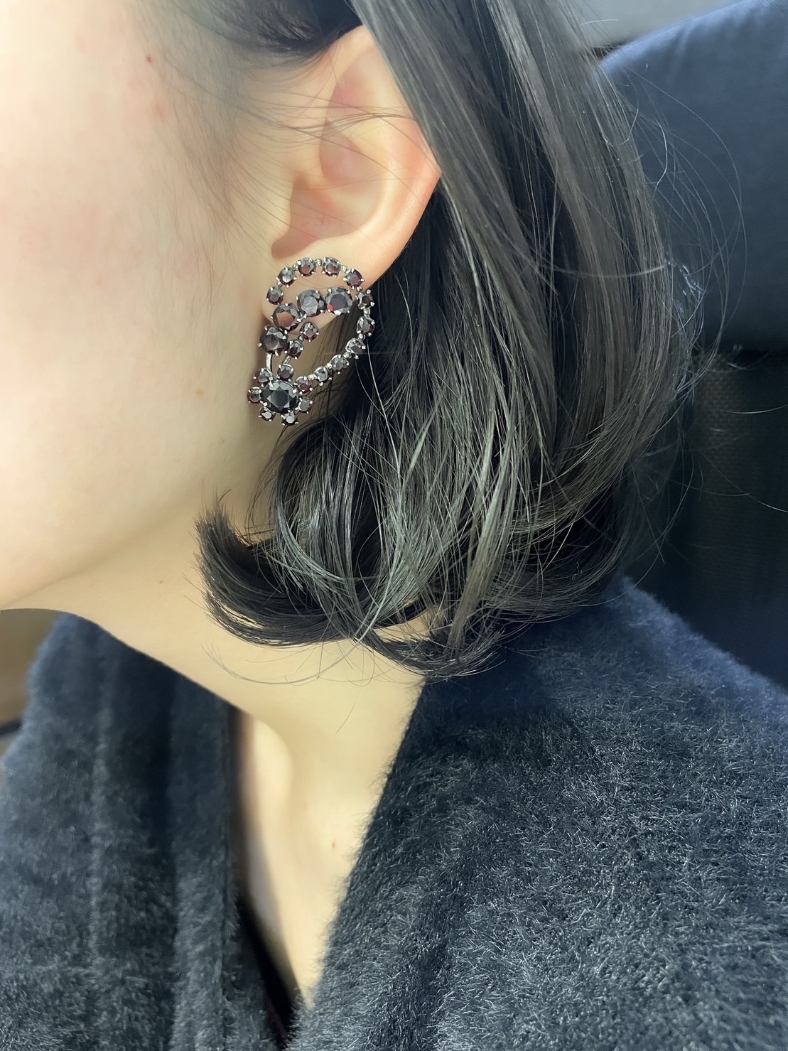 流線紅榴石耳環