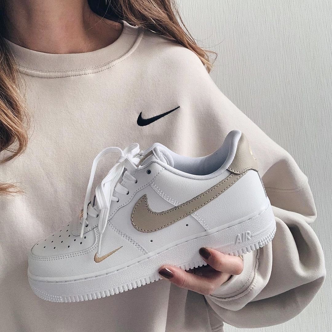 NIKE AIR FORCE 1 小金勾奶茶大地色金女鞋/ 預購