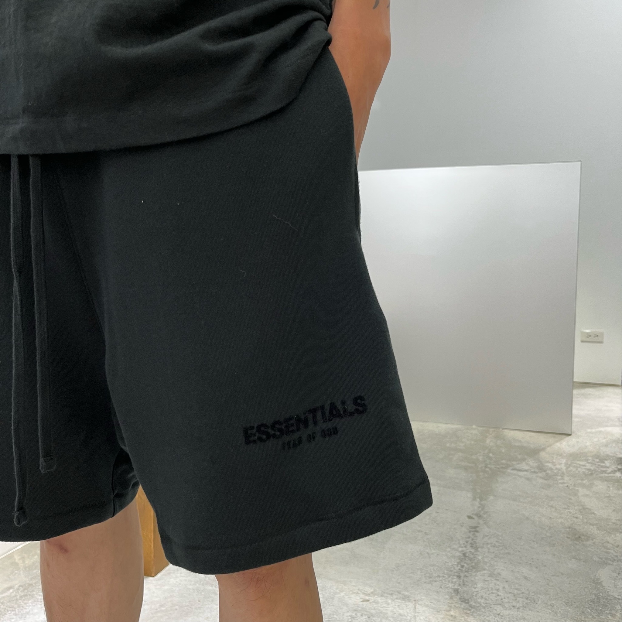 【Focus Store】現貨秒發 Fear of God Essentials Sweatshort "Stretch Limo" SS22 短褲 黑灰色