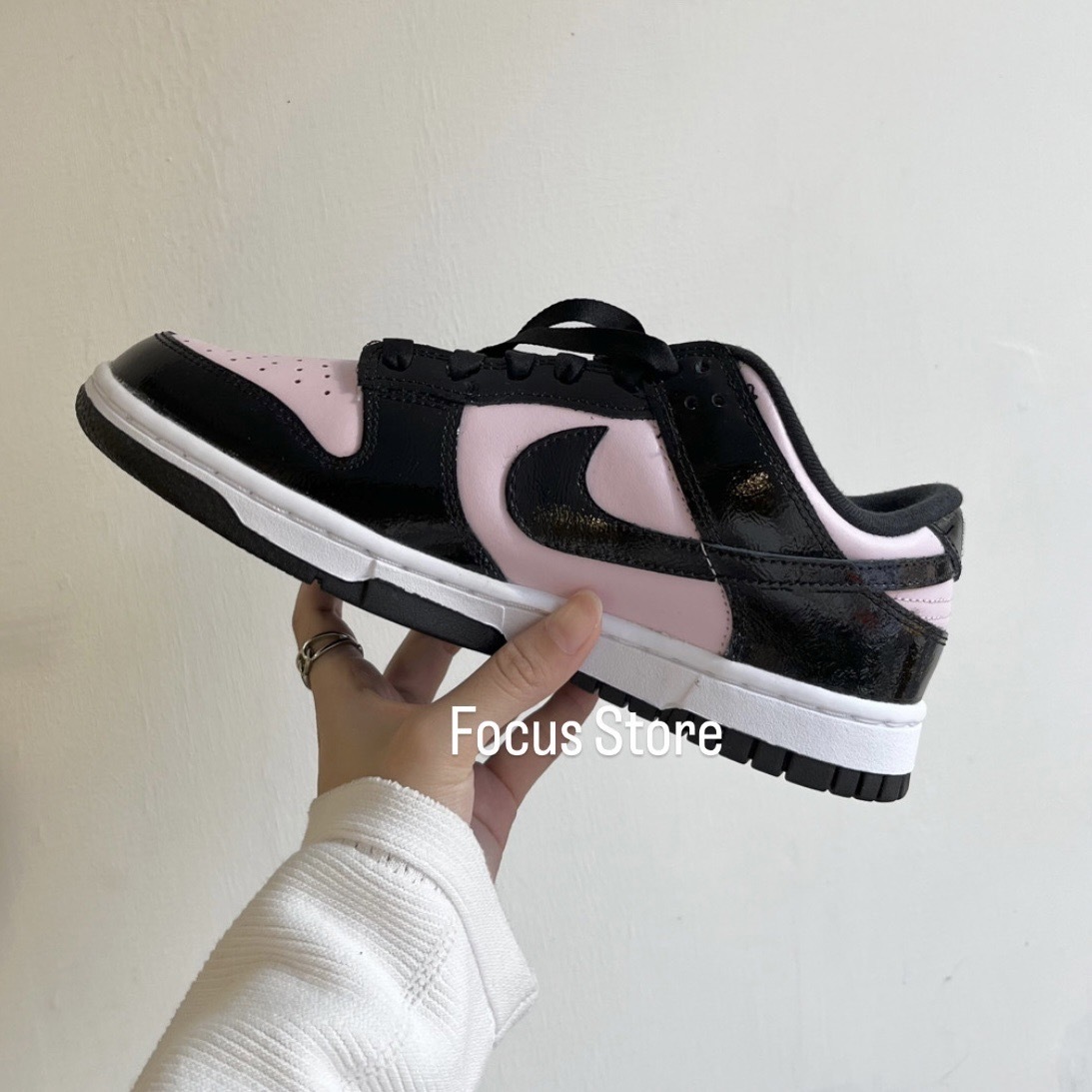 Wmns Nike Dunk Low Essential 'Pink Foam Black' 漆皮 黑粉 DJ9955-600【預購商品】