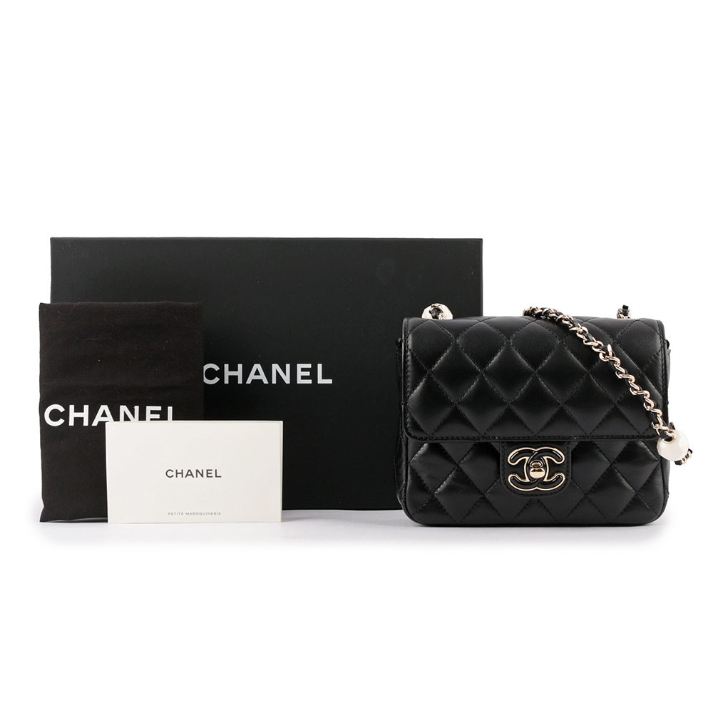 【CHANEL】黑色CC Logo 小羊皮愛心及球狀串珠鍊帶迷你斜背包