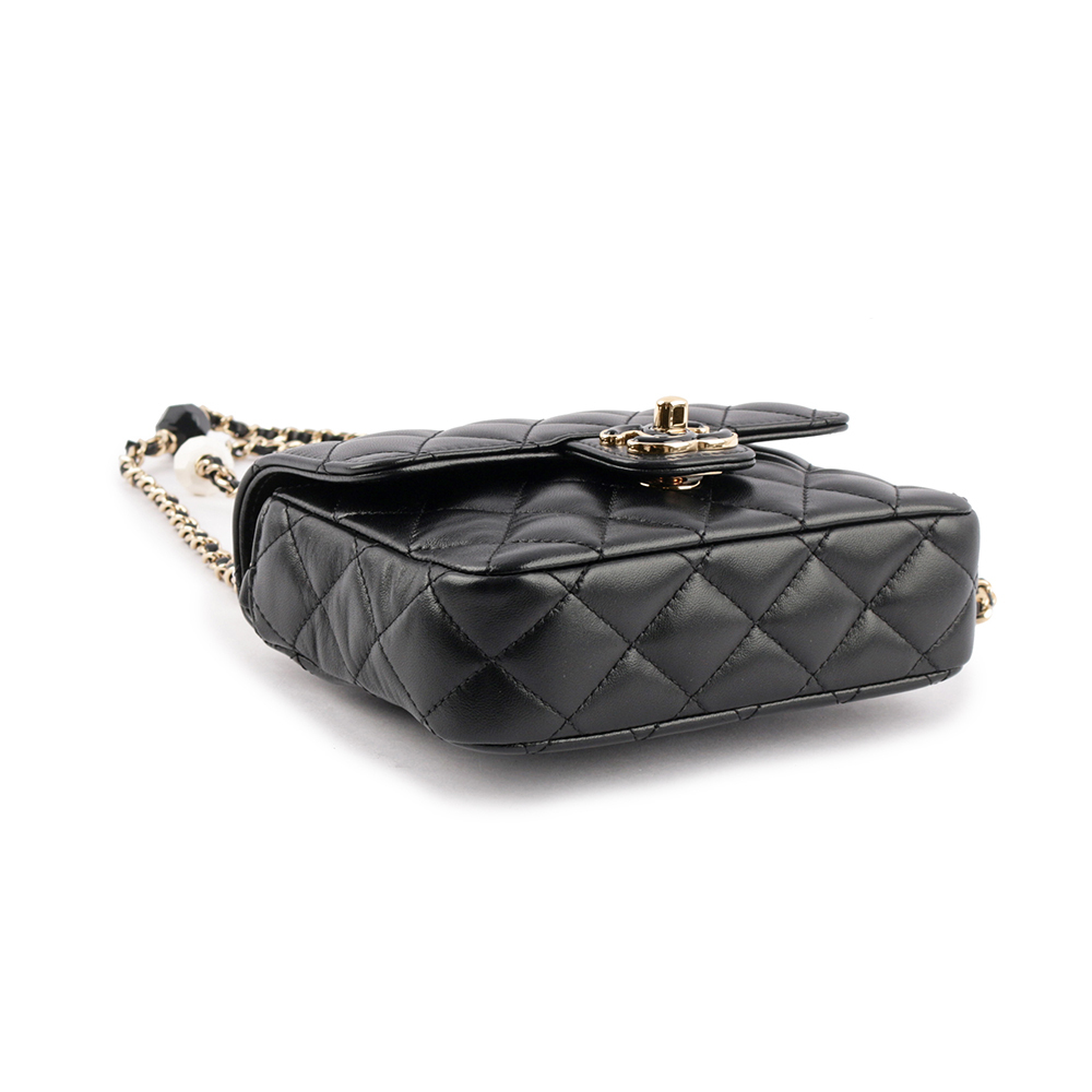 【CHANEL】黑色CC Logo 小羊皮愛心及球狀串珠鍊帶迷你斜背包