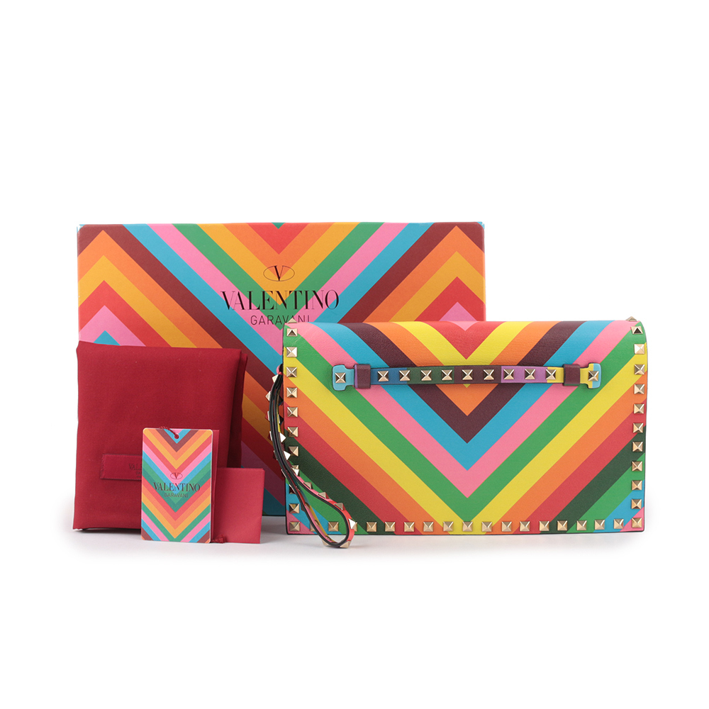 【VALENTINO】V型彩色皮革鉚釘附提把手拿包 IW2B0399NPI P12
