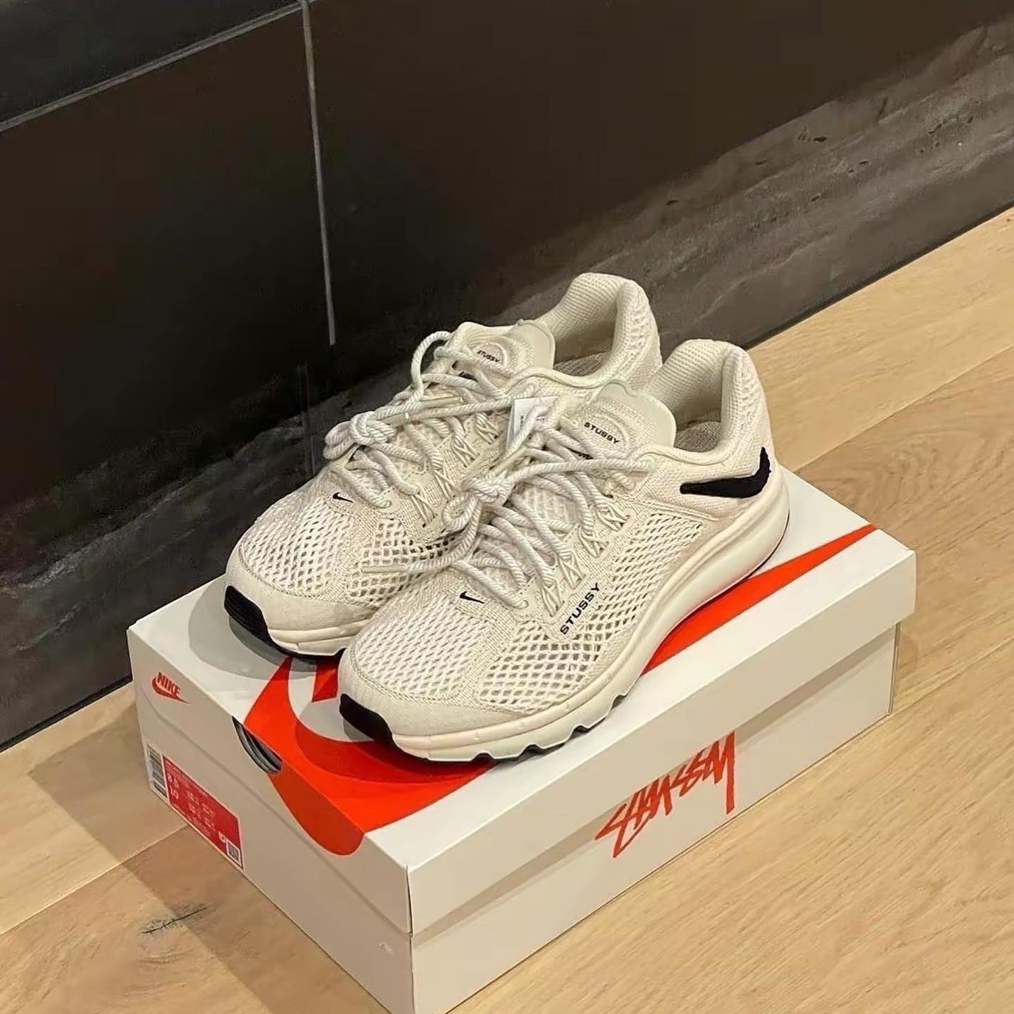 Stussy x Air Max 2013 'Fossil' DM6447-200 米色【預購商品】