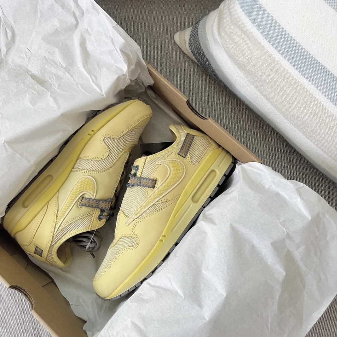 【Focus Store】現貨秒發 Travis Scott x Air Max 1 倒鉤 'Saturn Gold' DO9392-700