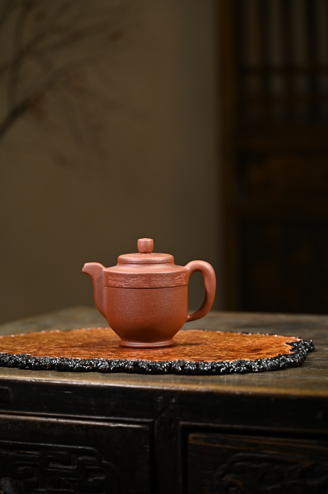 【秋風壺】 - 此壺壺體顯敦厚儒雅之感，壺身精心刻繪，歷史感和文化積澱不言而喻，更有吉祥如意的祈福之意