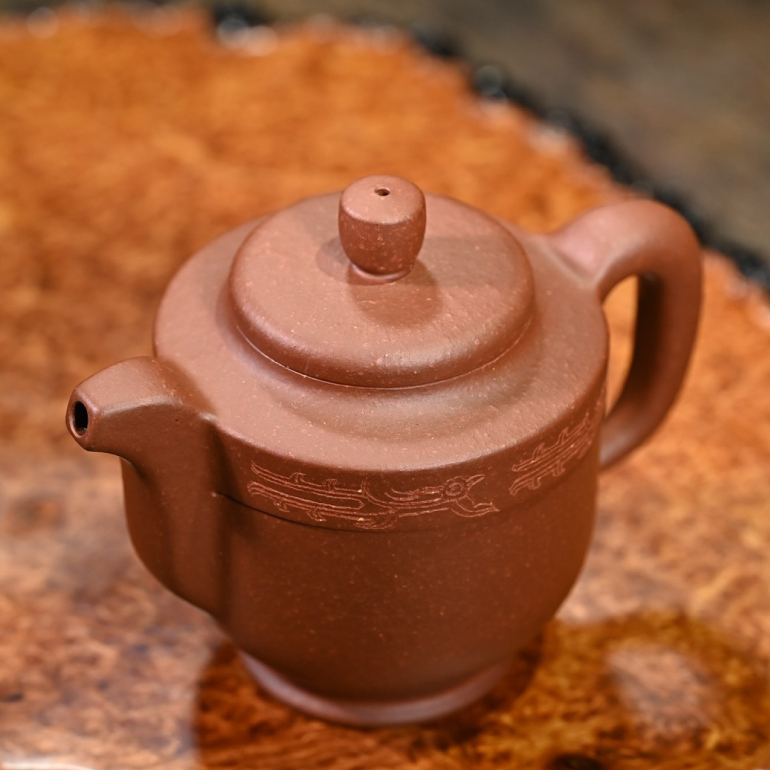 【秋風壺】 - 此壺壺體顯敦厚儒雅之感，壺身精心刻繪，歷史感和文化積澱不言而喻，更有吉祥如意的祈福之意