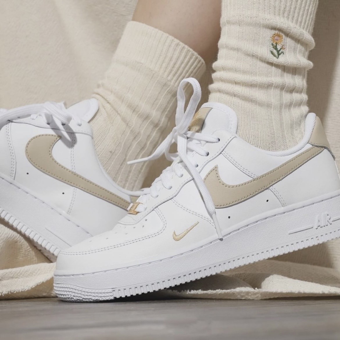 NIKE AIR FORCE 1 LOW ESSENTIAL 奶茶 迷你金勾 CZ0270-105
