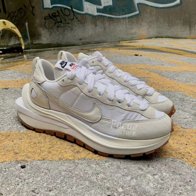 【Focus Store】現貨秒發 Sacai x Nike VaporWaffle "Sail Gum" 奶油白 DD1875-100