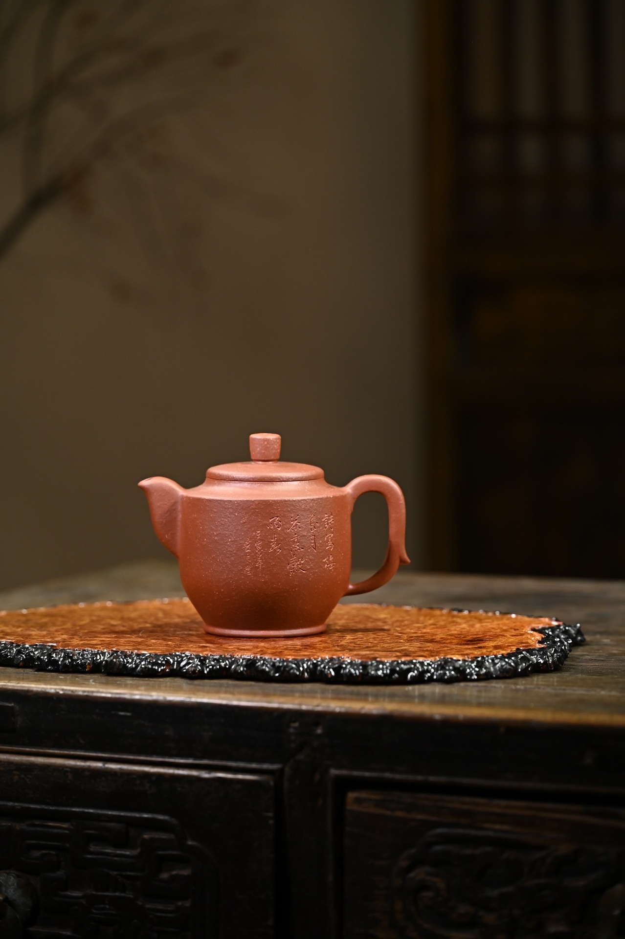 【秋風壺】 - 壺身端正大氣，輪廓清晰，線條剛中帶柔