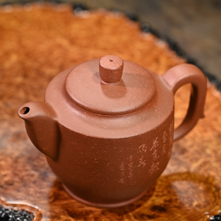 【秋風壺】 - 壺身端正大氣，輪廓清晰，線條剛中帶柔