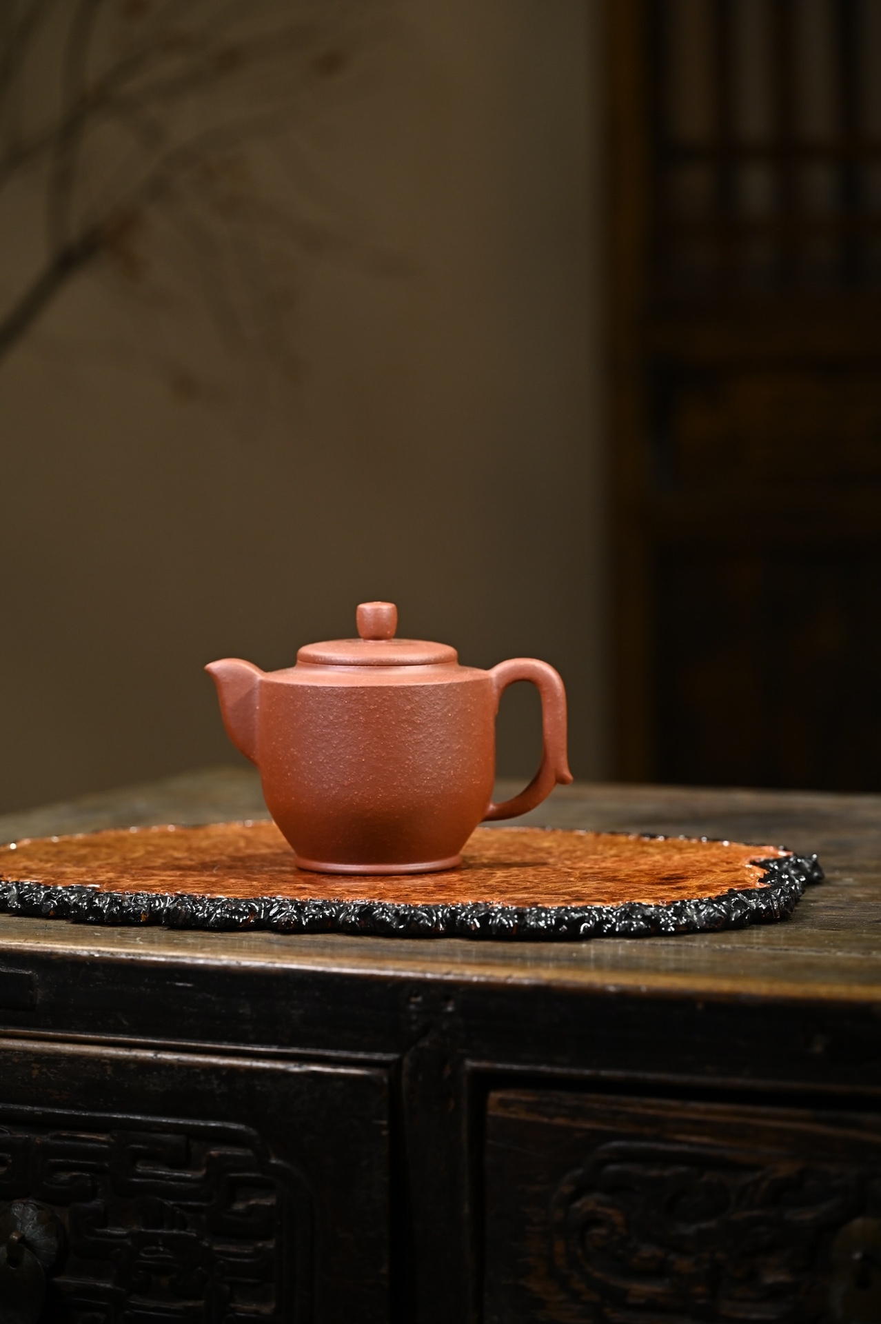 【秋風壺】 - 細膩柔和的泥質偏偏顆粒感強烈，收住了大漢的凜風迅猛，扣住了大漢的崇禮中庸，蘊藏了一份別樣的堅韌與氣魄。