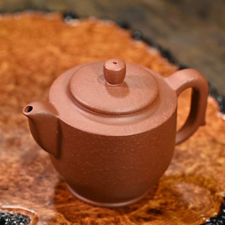 【秋風壺】 - 細膩柔和的泥質偏偏顆粒感強烈，收住了大漢的凜風迅猛，扣住了大漢的崇禮中庸，蘊藏了一份別樣的堅韌與氣魄。