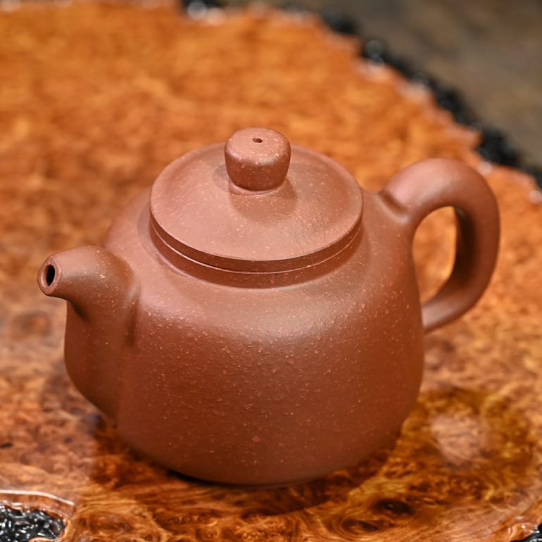 【亦成壺】 - 二彎流壺嘴，出水流暢，且比例恰到好處，甚見功力；壺蓋嚴密，壺鈕短柱與壺身一致，拿捏舒適