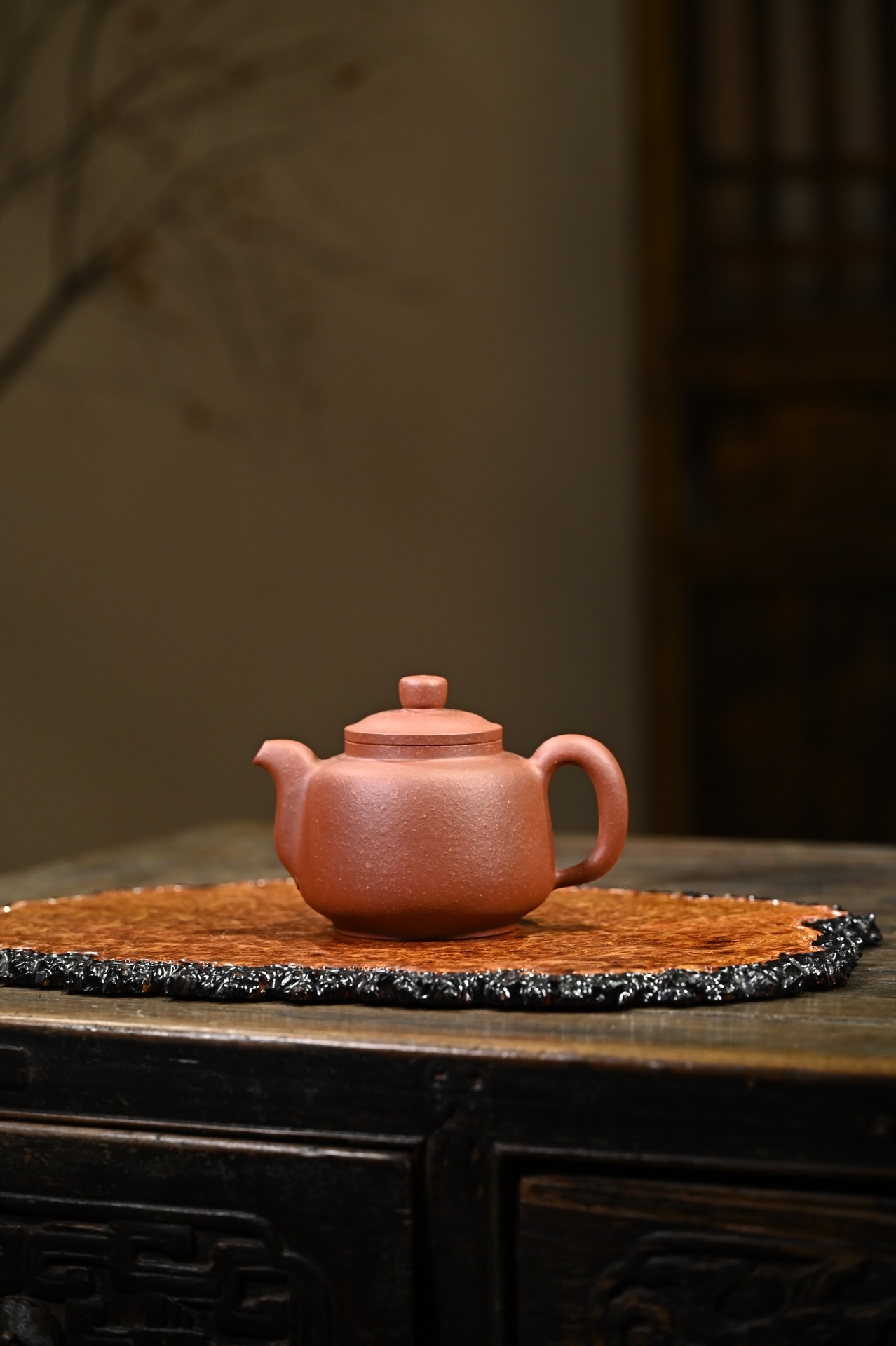 【亦成壺】 - 二彎流壺嘴，出水流暢，且比例恰到好處，甚見功力；壺蓋嚴密，壺鈕短柱與壺身一致，拿捏舒適