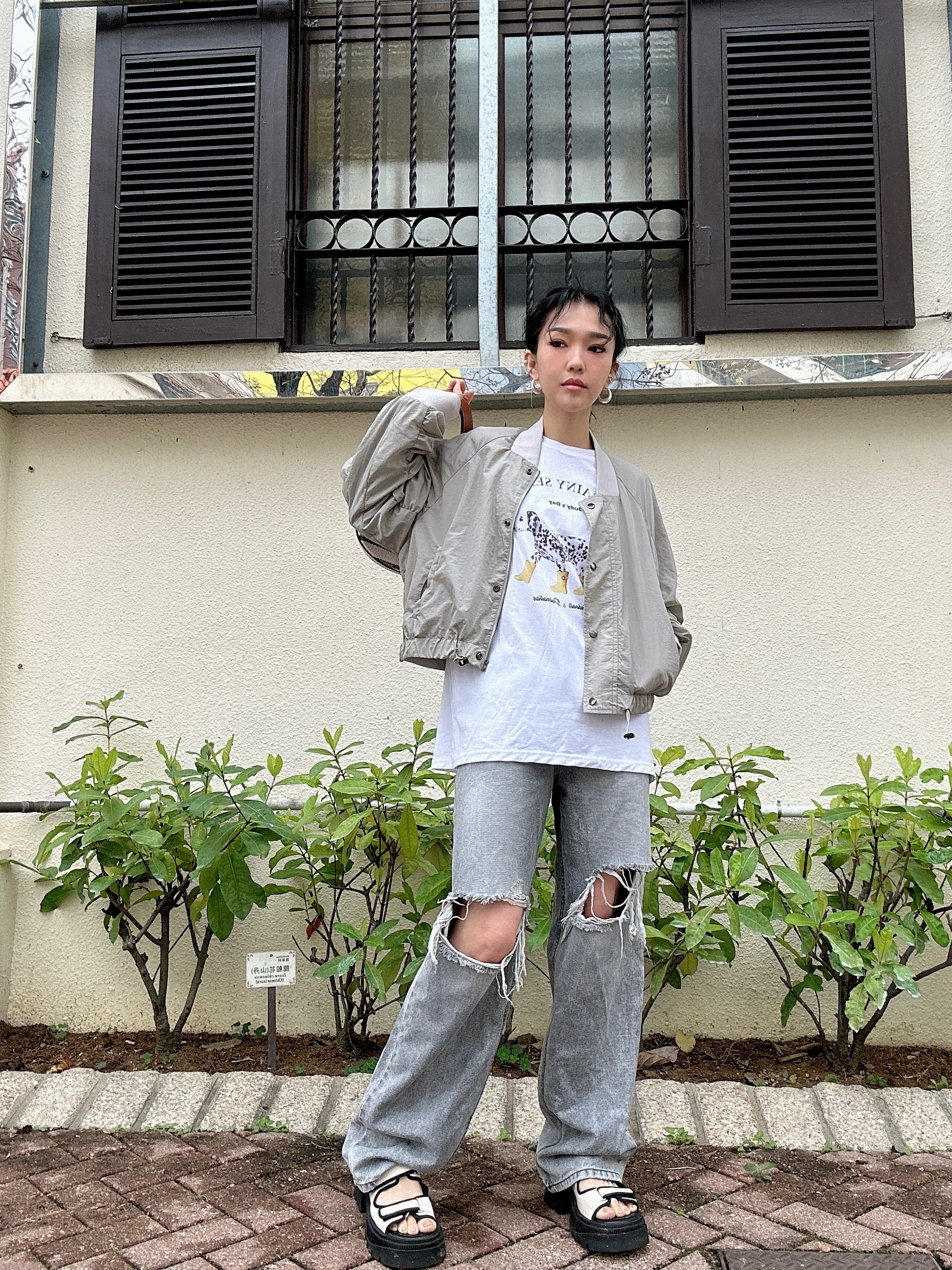 膝破洞灰洗水牛仔褲 （現貨款式）