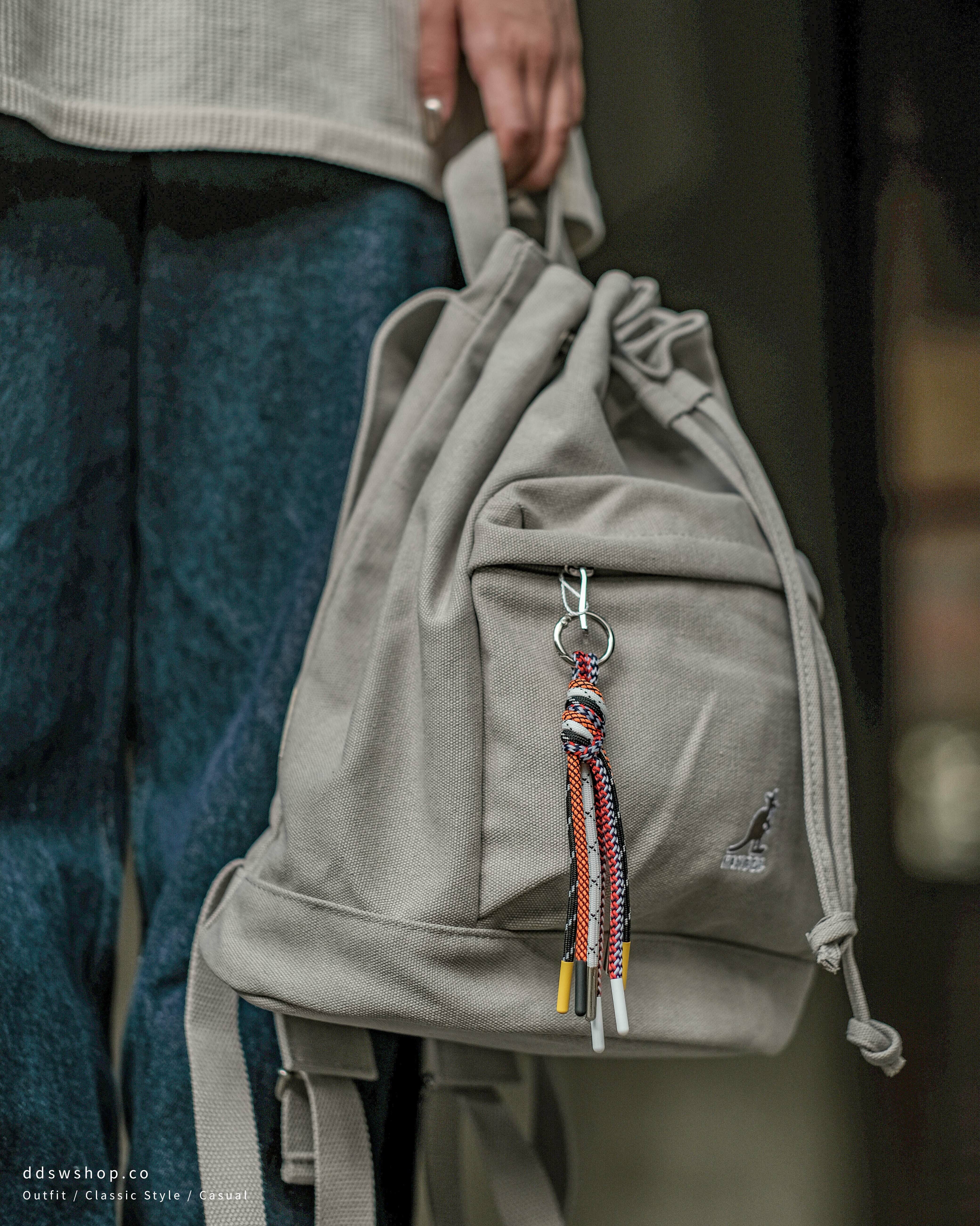 Kangol 袋鼠 包包 後背包 抽繩束口水桶包 日系彩色掛繩 大容量 水洗灰 卡其