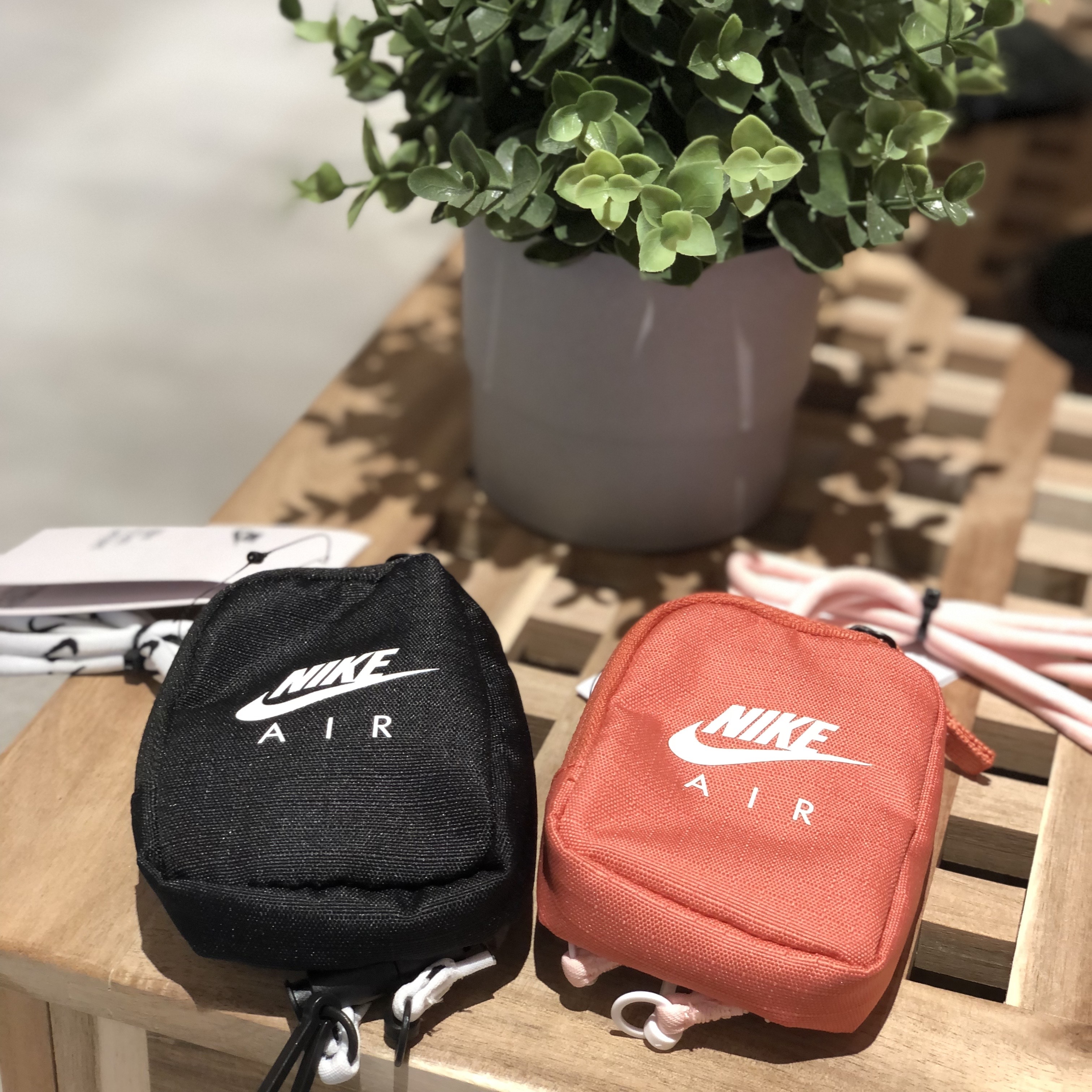 Nike Pouch 掛脖小包 DV4223