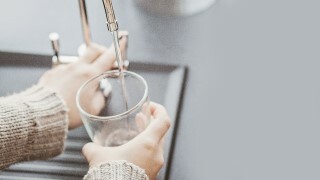 12款淨水器推薦！家用濾水器3種類比較，喝好水從純淨水源開始