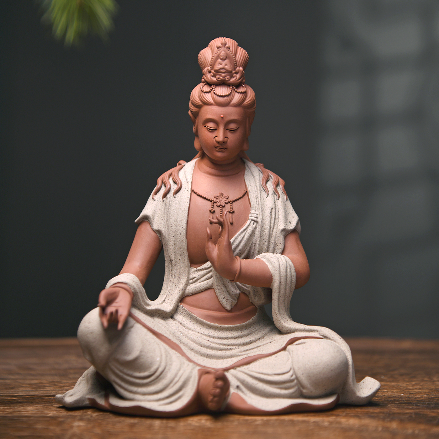 中国美術 職人手作リ陶製青茶獅子觀音像緣起物 榴木台付 高47cm X 23cm 傳藝工坊- 『彩砂陶。自在觀音』觀音菩薩