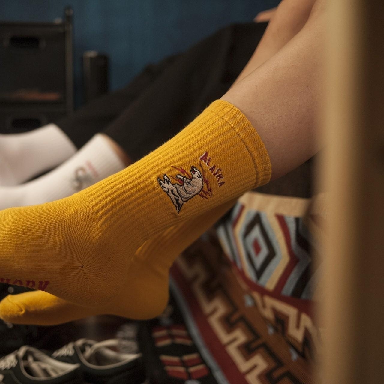 AFTER WORK 側面刺繡系列 ALASKA 北極熊 刺繡襪 白/芥黃