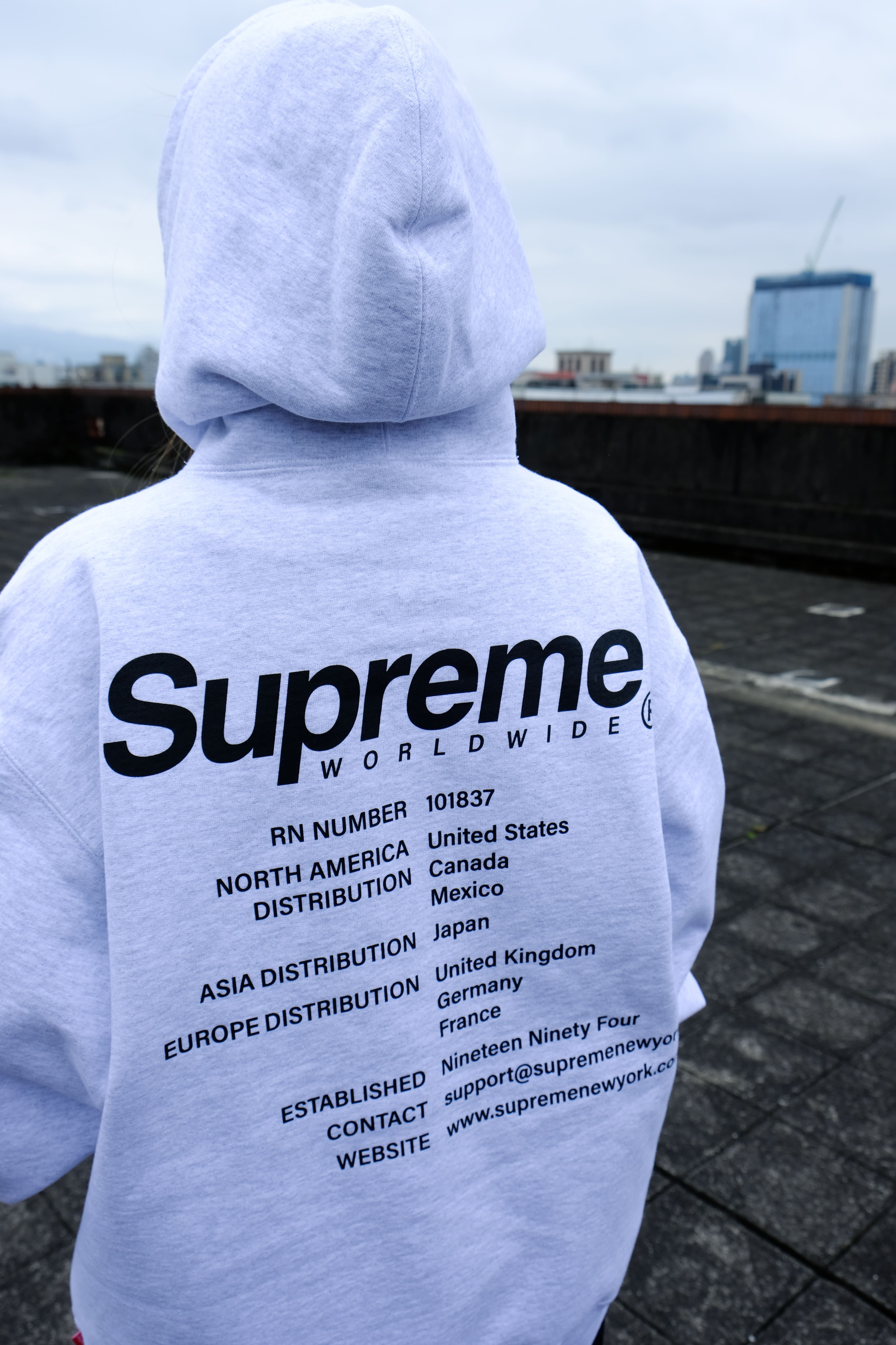 Supreme 23SS Worldwide Hooded Sweatshirt 帽T 灰色
