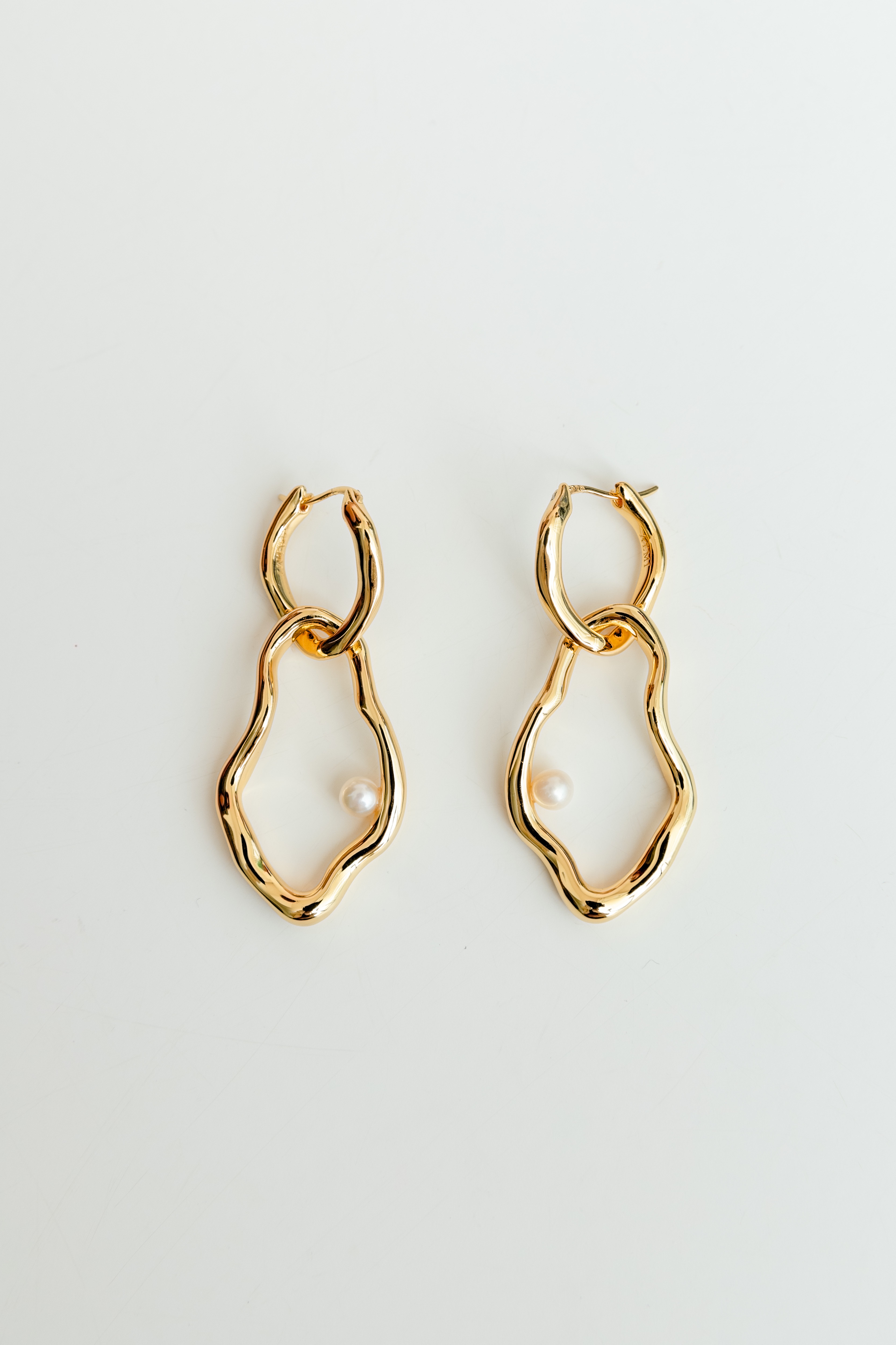 Melt · 鏤空流線珍珠耳環（金色）