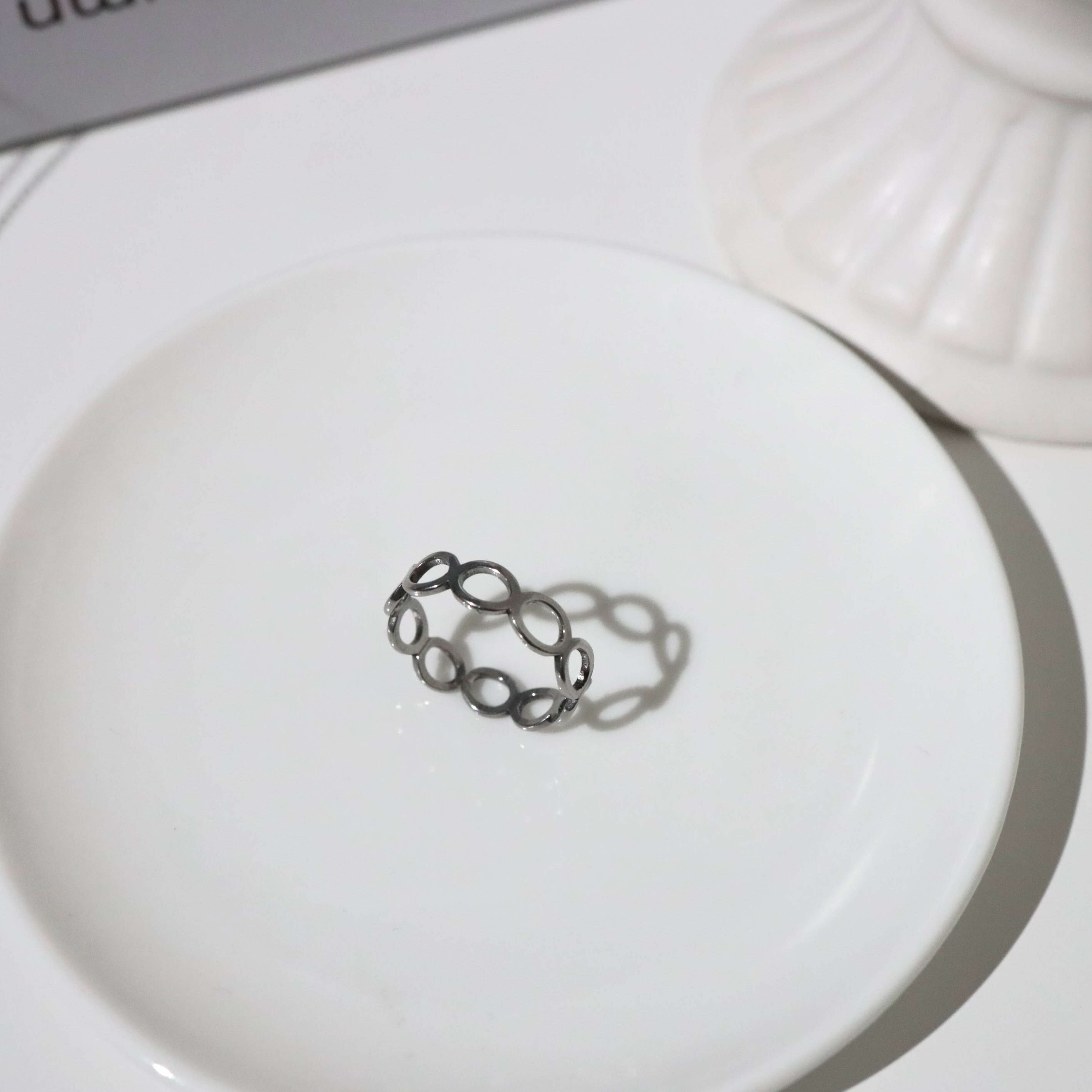 不怕水簍空橢圓鋼戒