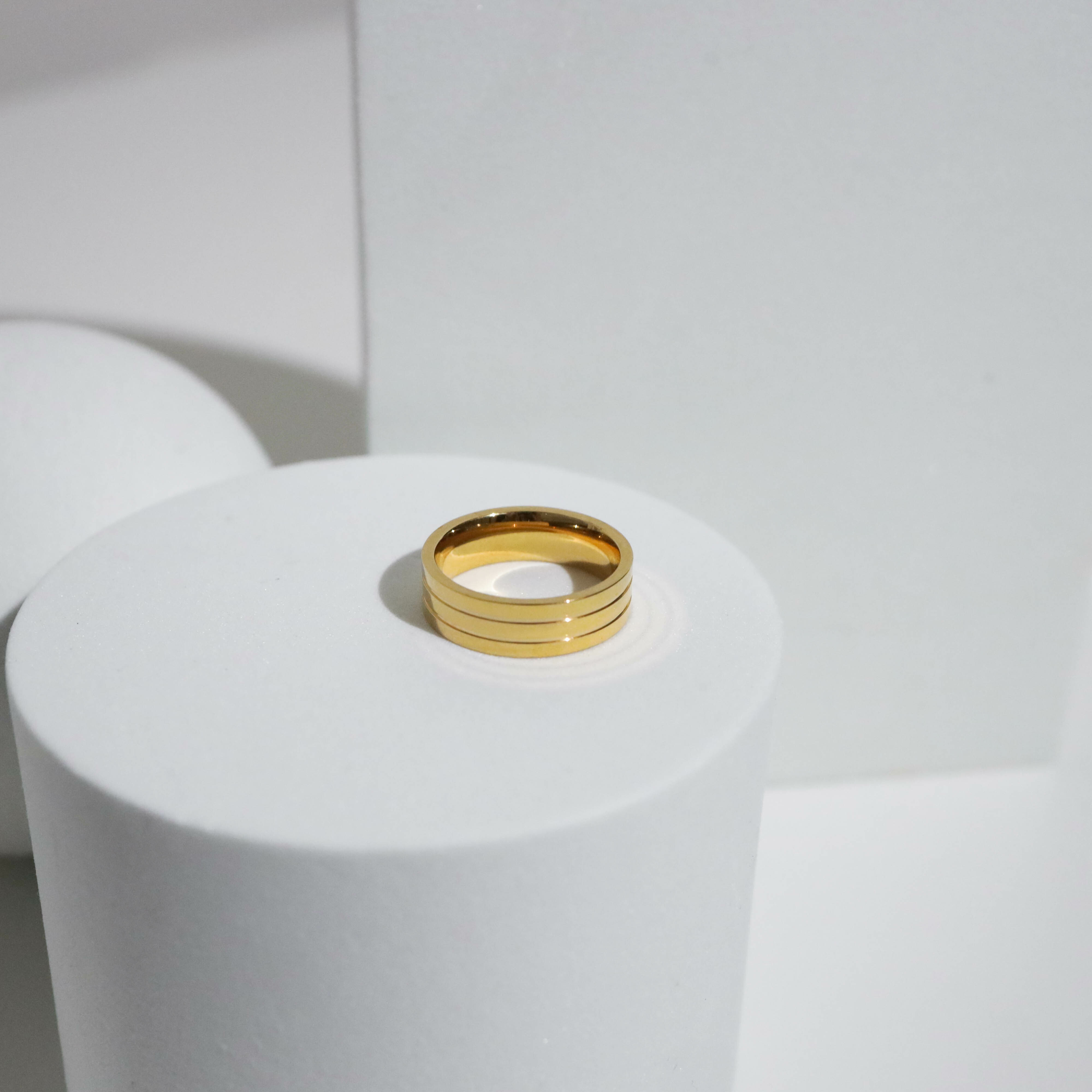 不怕水金色三線寬鋼戒