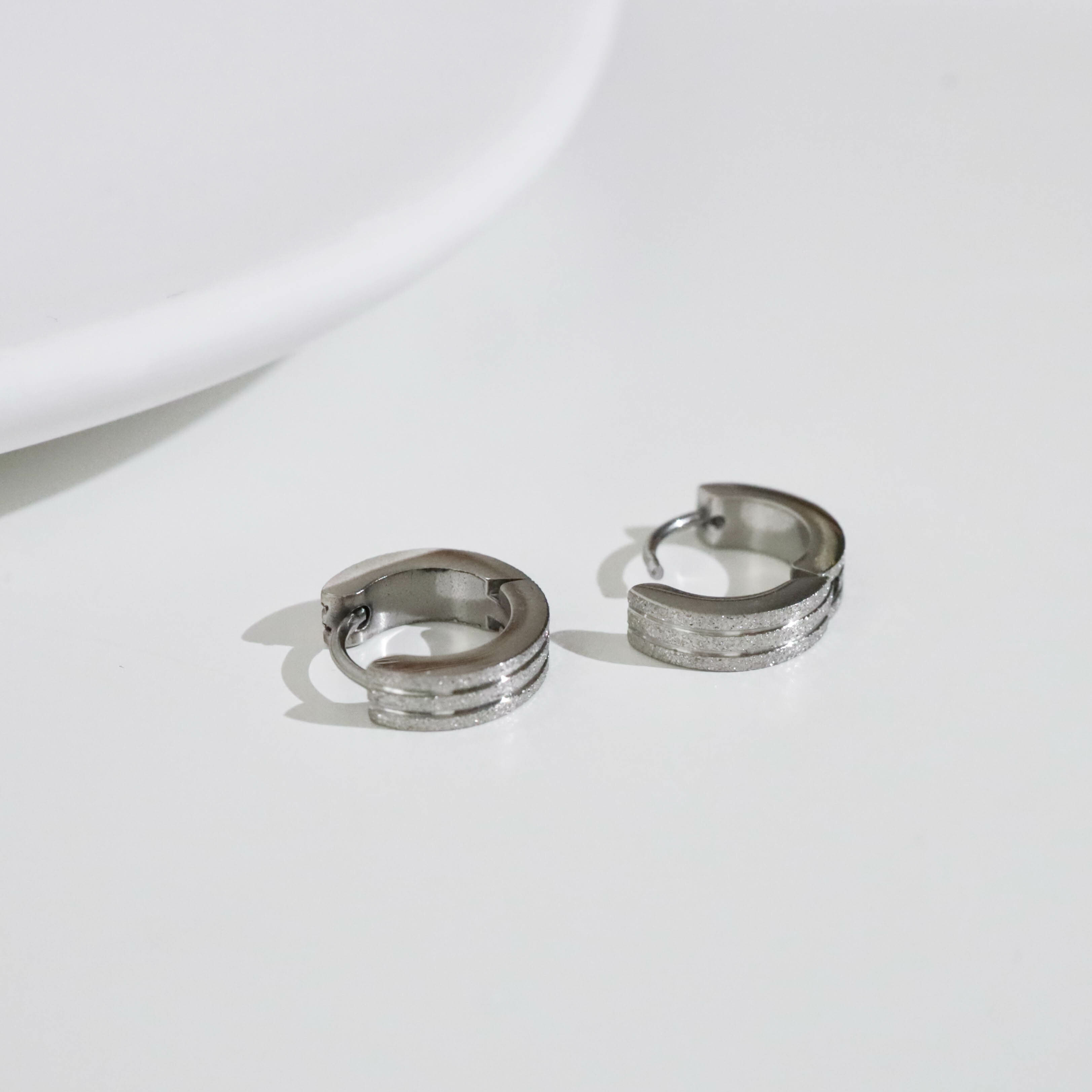 不怕水兩色閃亮亮鋼耳圈