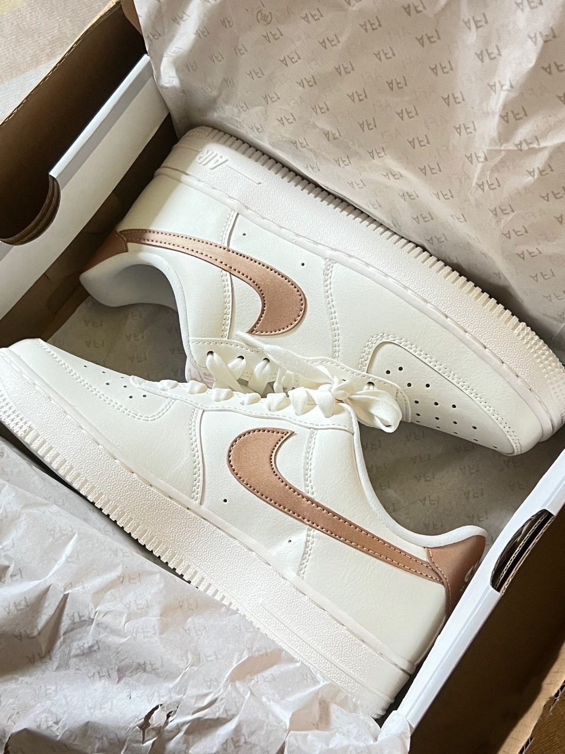 NIKE AIR FORCE 1 金屬銅片 DD8959-109