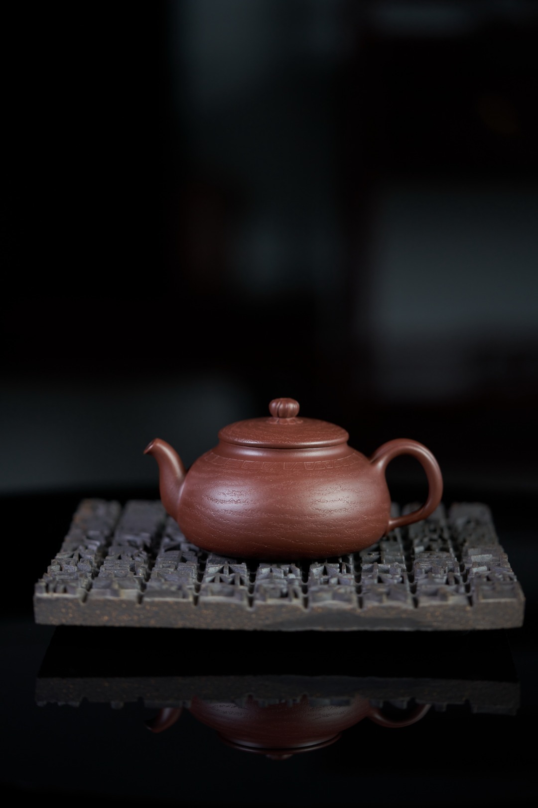 【無相】--壺身圓潤，上斂下豐，線條流暢，底部敦實有力