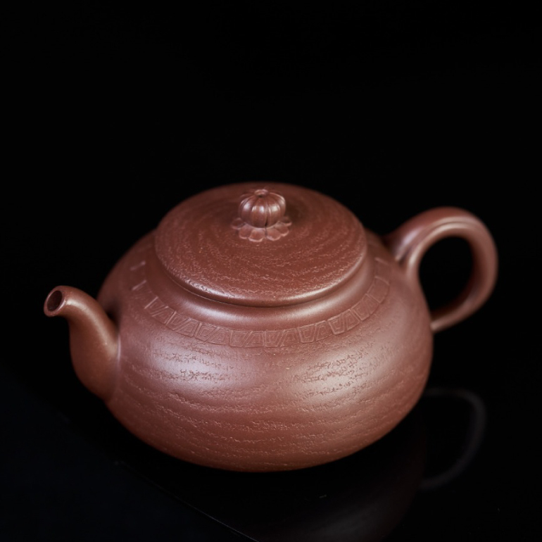 【無相】--壺身圓潤，上斂下豐，線條流暢，底部敦實有力