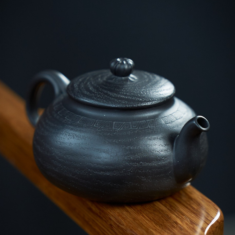 【無相（還原燒）】--壺身圓潤，上斂下豐，線條流暢，底部敦實有力