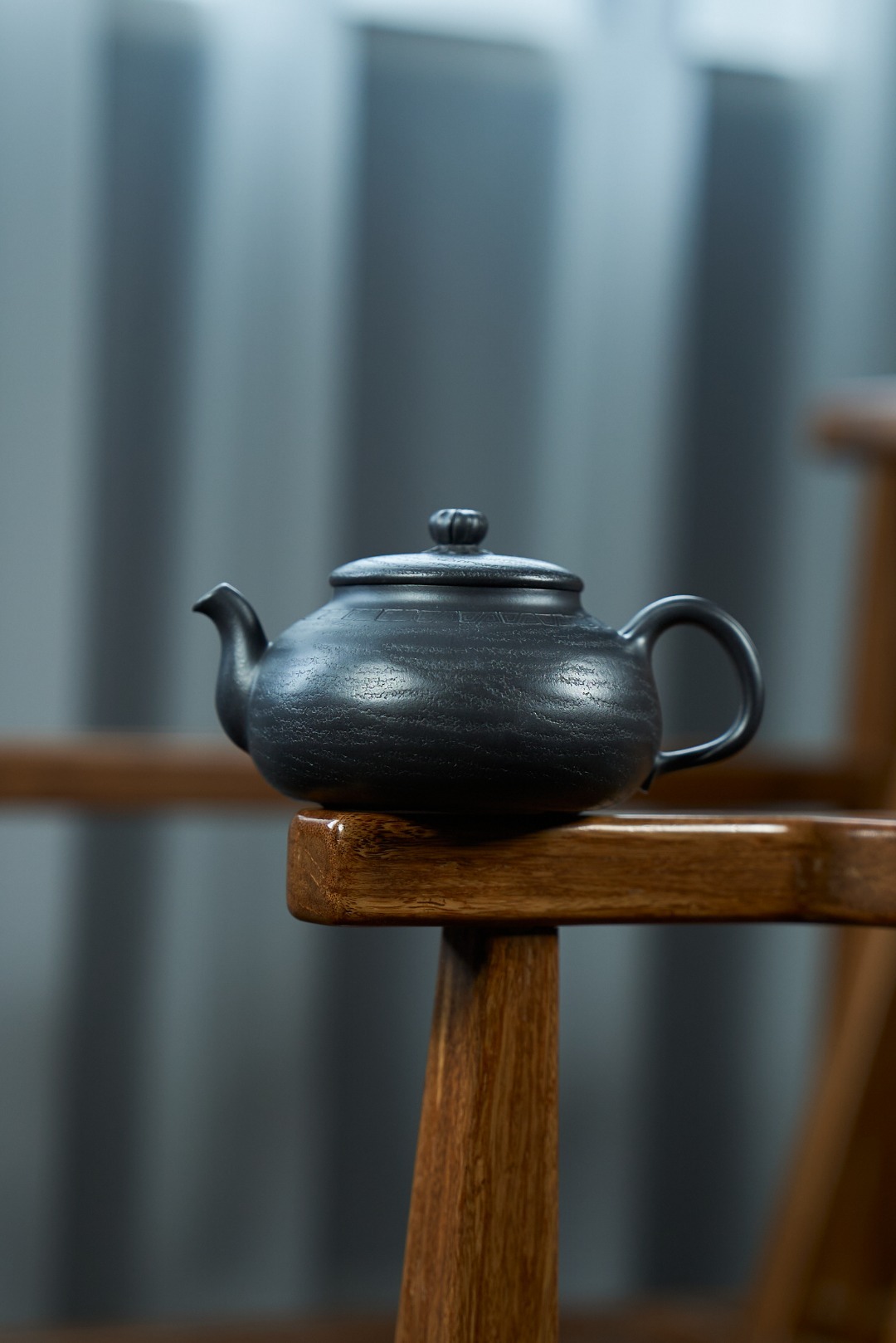 【無相（還原燒）】--壺身圓潤，上斂下豐，線條流暢，底部敦實有力