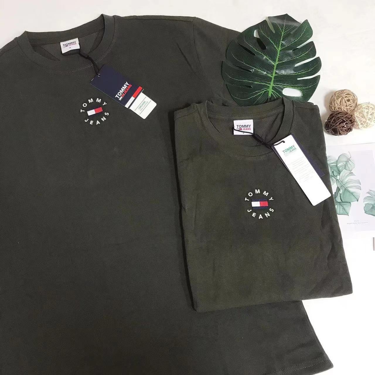 TOMMY JEANS MIDDLE LOGO TEE