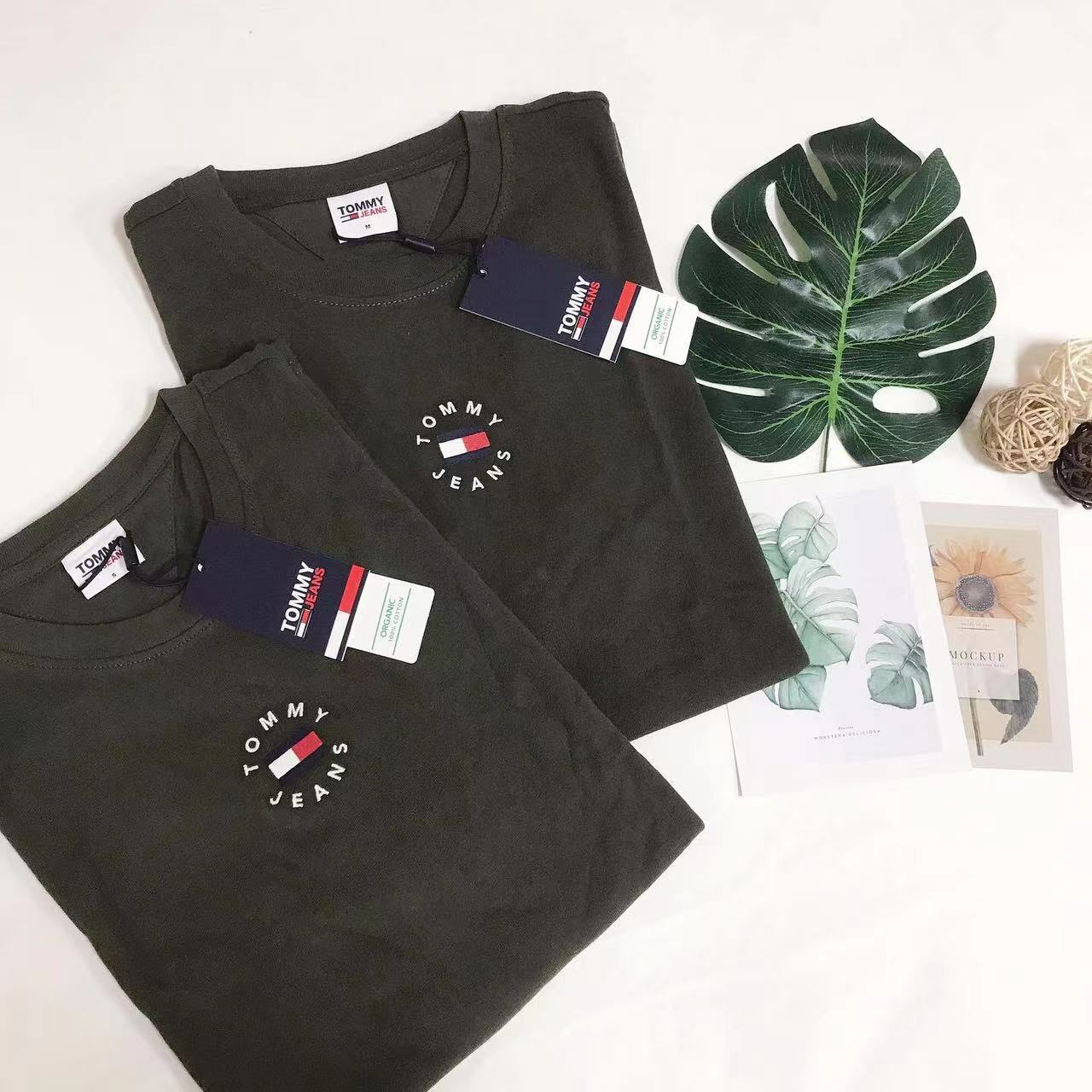 TOMMY JEANS MIDDLE LOGO TEE