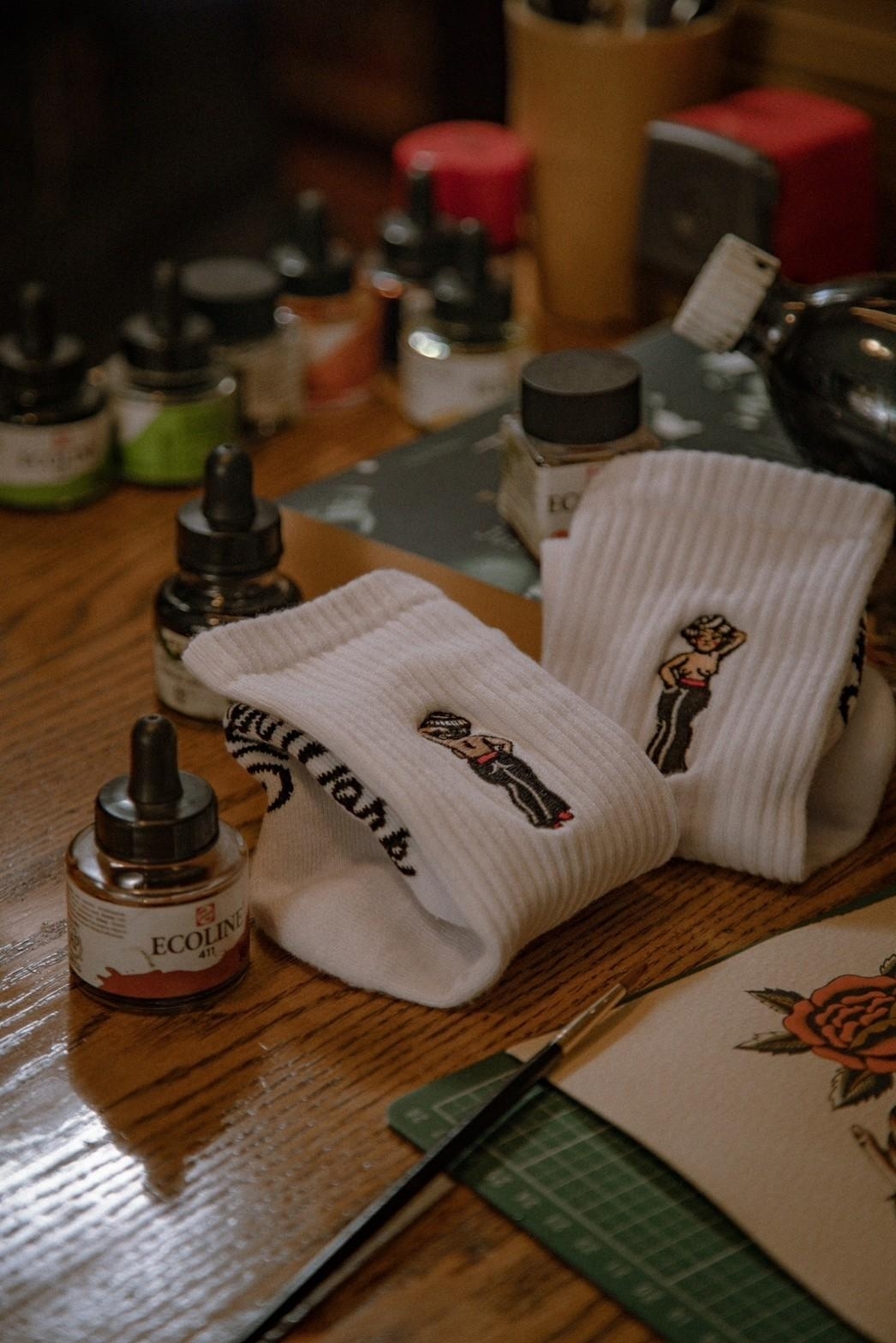 AFTER WORK 側邊刺繡襪系列 HOUSE TATTOO 白色