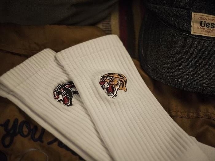 AFTER WORK 側面刺繡系列 黑豹 長襪 白