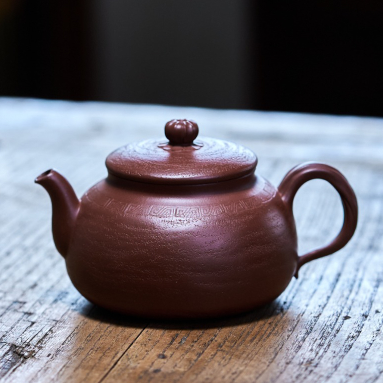 【無相 (扭耳)】--壺身圓潤，上斂下豐，線條流暢，底部敦實有力