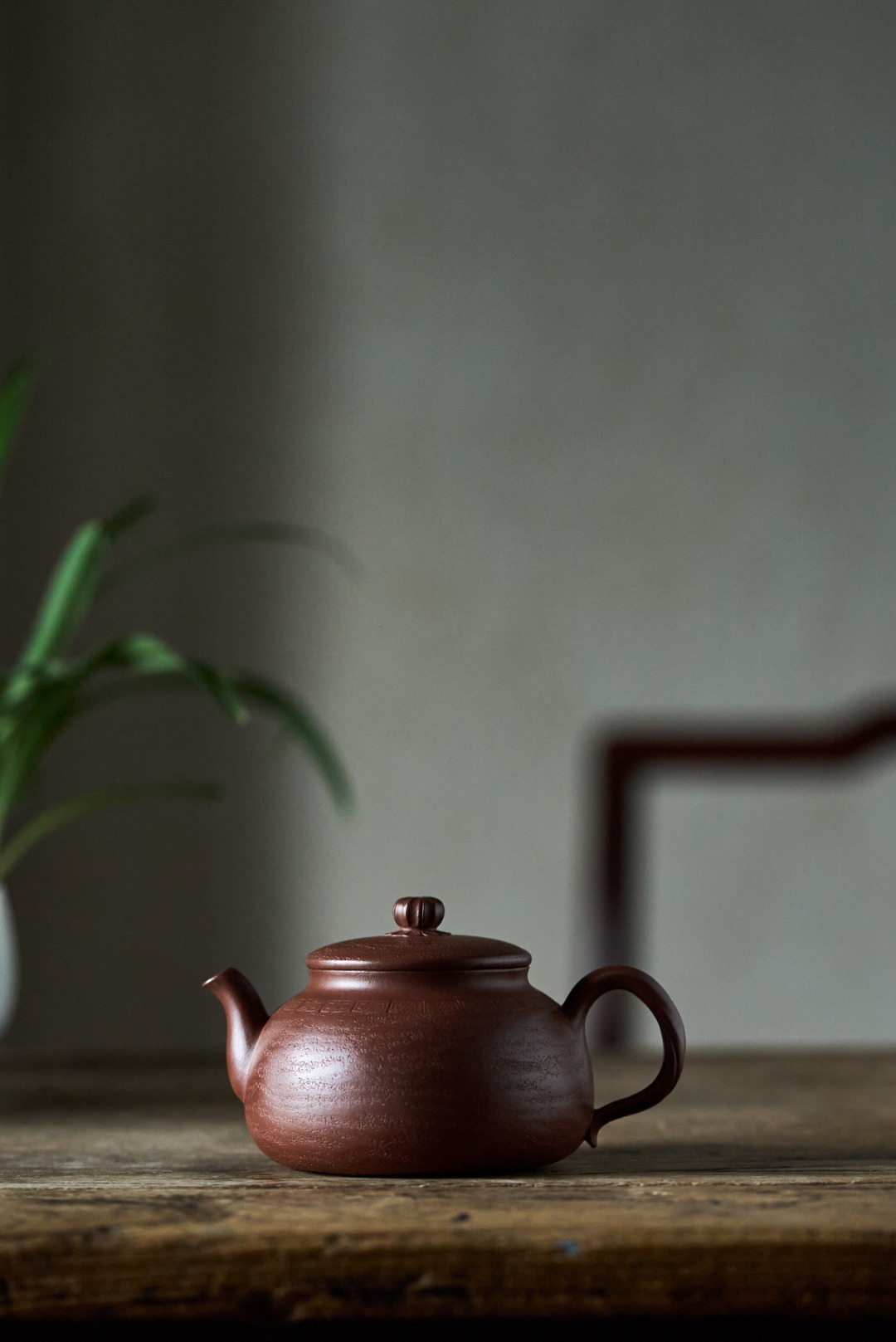 【無相 (扭耳)】--壺身圓潤，上斂下豐，線條流暢，底部敦實有力