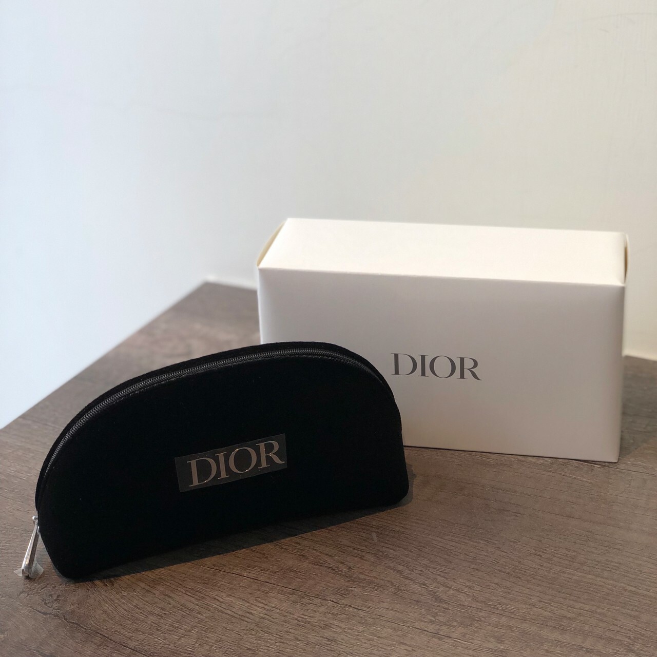 Dior 黑絲絨布燙金logo化妝包