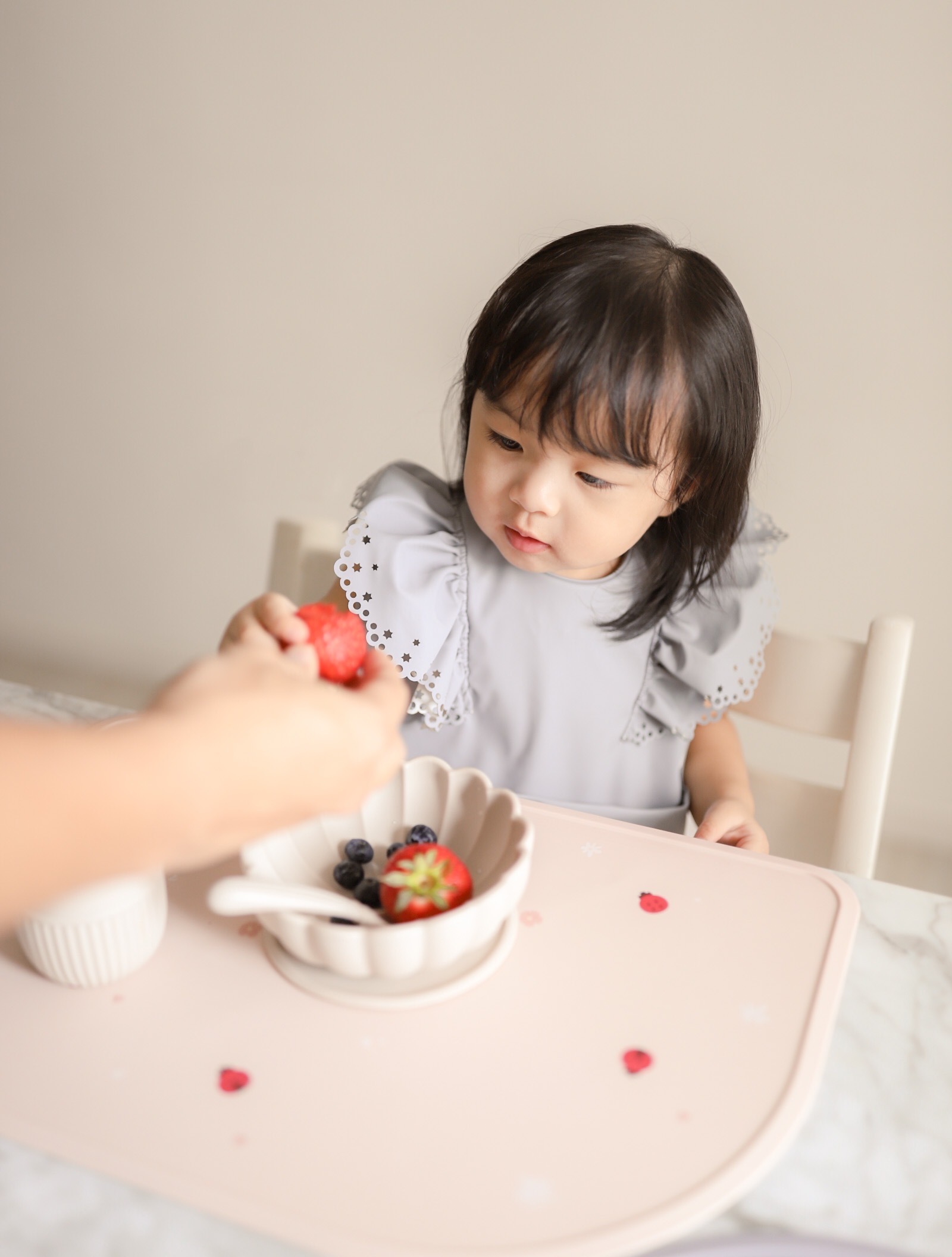 荷葉邊灰藍圍兜