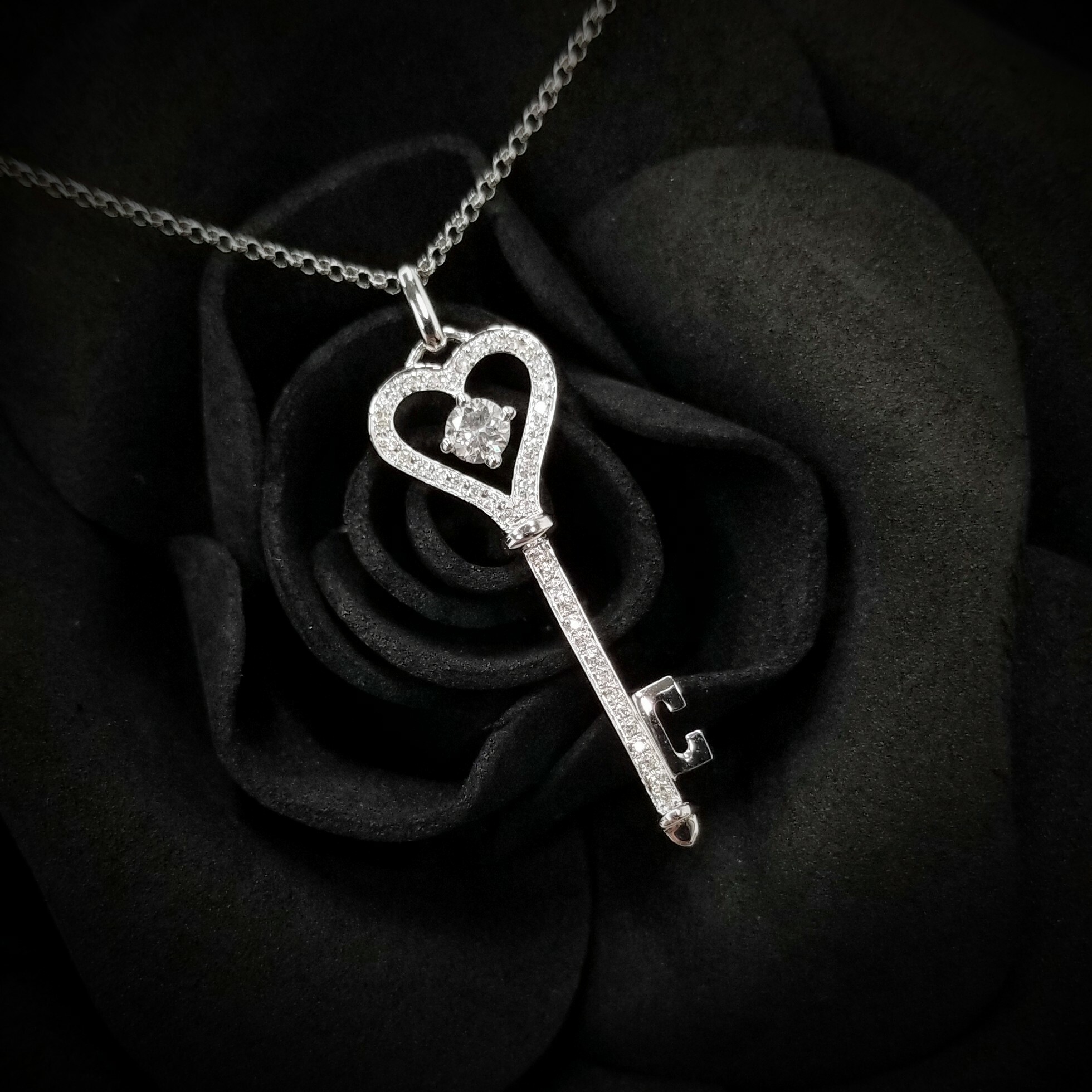 全新18K白金【單粒19份鑽石】配小鑽共9份鑽石吊墜