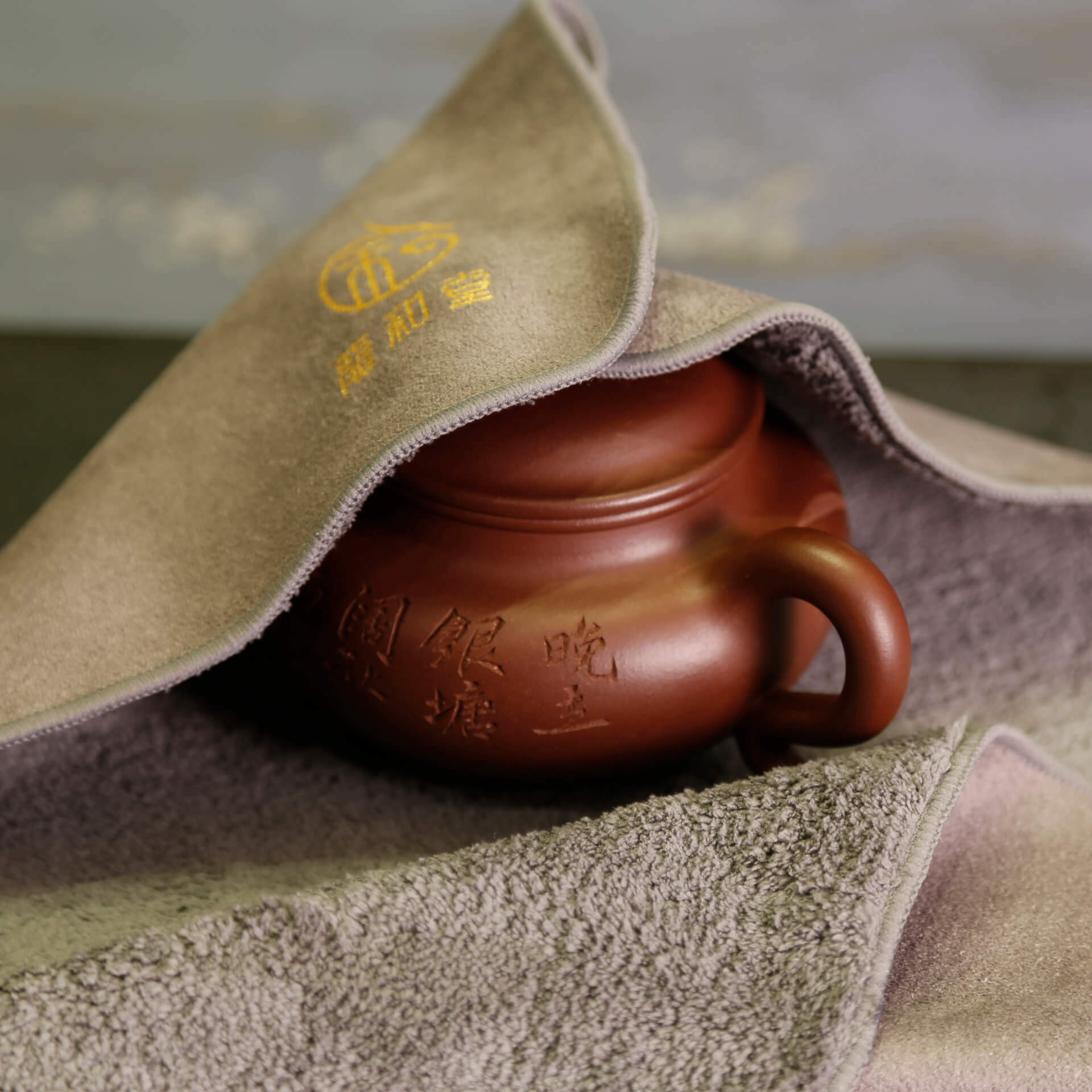 【高級細纖毛絨養壺布】-- 龍和堂加厚吸水柔軟茶布，更易養出"玉潤包漿"的效果。
