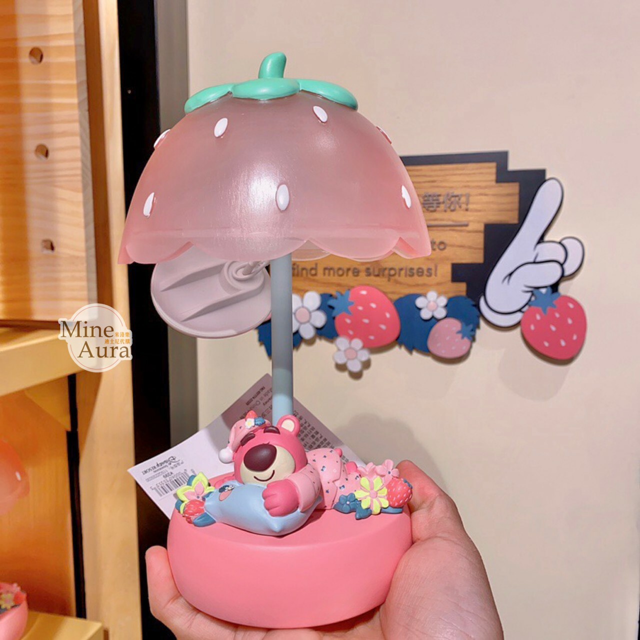 (限時特價) 熊抱哥 Lotso居家系列 趴趴 趴姿 睡顏 草莓造型 LED 桌燈 擺飾品 -上海迪士尼樂園