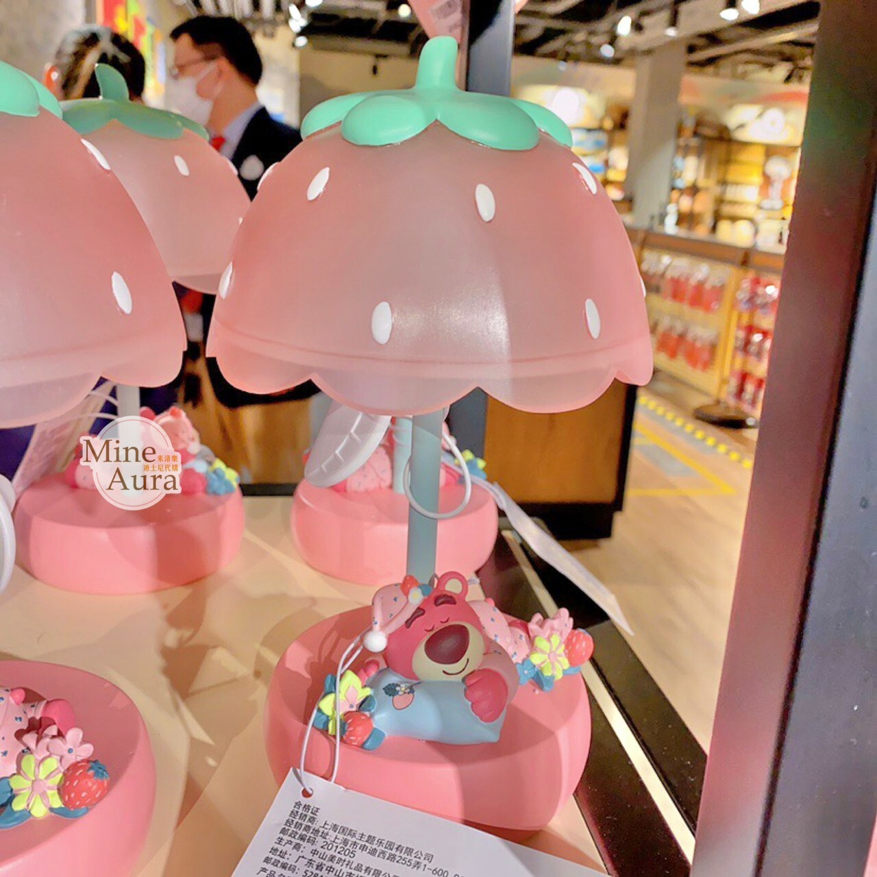 (限時特價) 熊抱哥 Lotso居家系列 趴趴 趴姿 睡顏 草莓造型 LED 桌燈 擺飾品 -上海迪士尼樂園