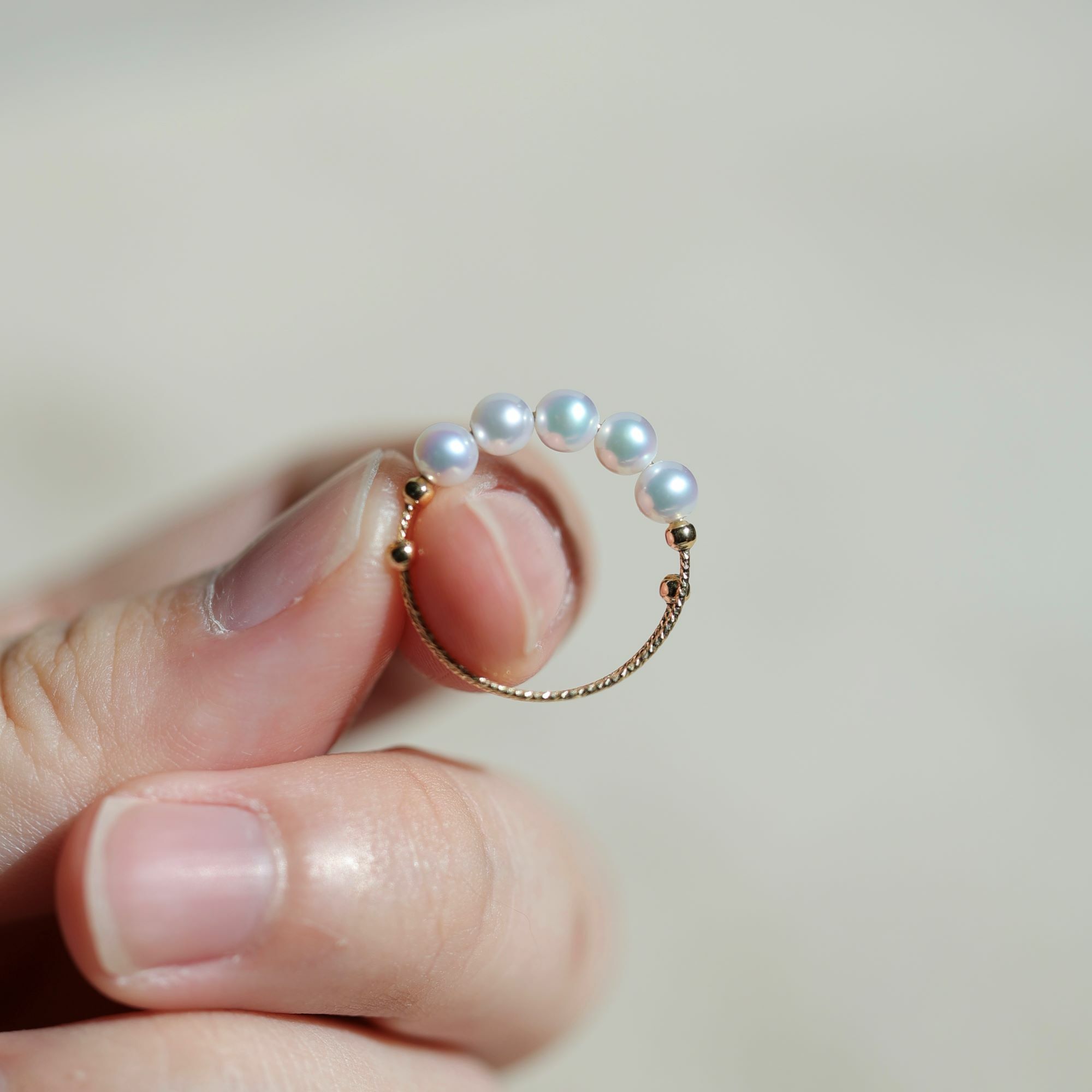 五珠粉白AKOYA 18k金彈性線戒（產品編號：RP006）