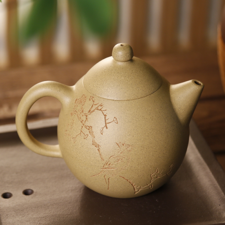 【龍旦壺】--形制簡潔大方，瑩潤可愛，壺身裝飾刻字鏗鏘有力，如鐵畫銀勾般展現了剛勁的氣勢