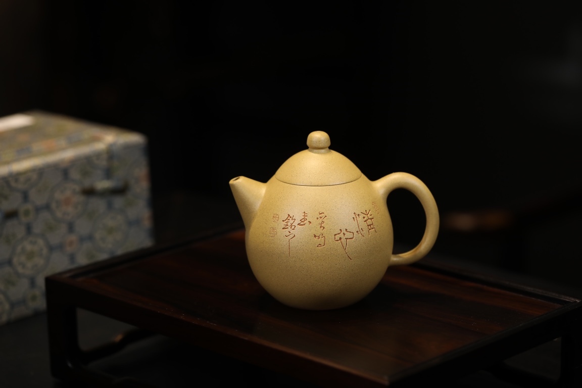 【龍旦壺】--形制簡潔大方，瑩潤可愛，壺身裝飾刻字鏗鏘有力，如鐵畫銀勾般展現了剛勁的氣勢